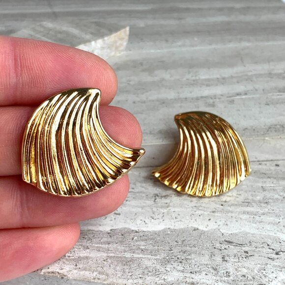 NEW~ Anthropologie Casa Clara "Arabesque" Gold Upside Down Wave Post Earrings - Picture 3 of 7
